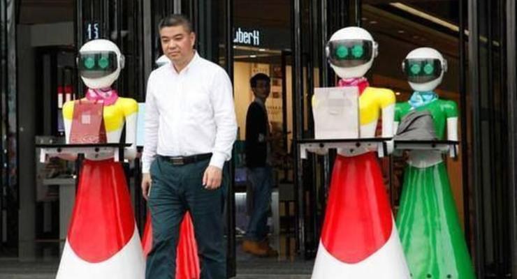 Китайский магнат вышел на шопинг в окружении роботов-служанок