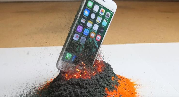Как сжечь iPhone: Блогер снял на видео сгорание телефона в мини-вулкане