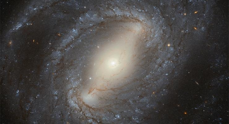 Телескоп NASA сделал фото галактики с перемычкой в созвездии Волосы Вероники