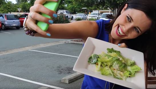 До чего Instagram доводит: Видео про фальшивую жизнь в Сети стало хитом