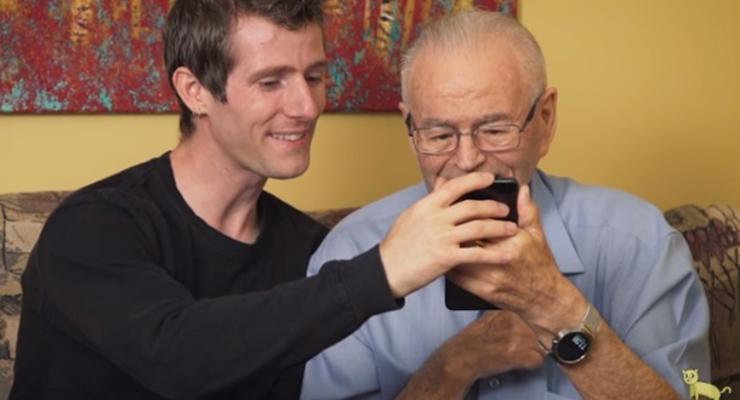Сеть покорило видео знакомства 91-летнего дедушки с виртуальной реальностью