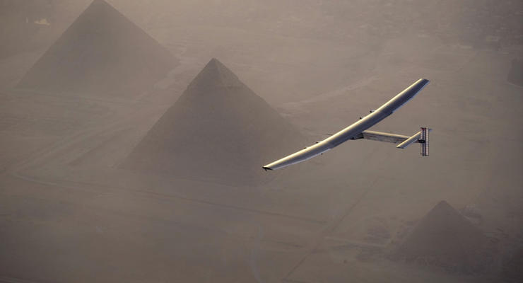 Самолет на солнечных батареях облетел пирамиды Гизы и сел в Каире