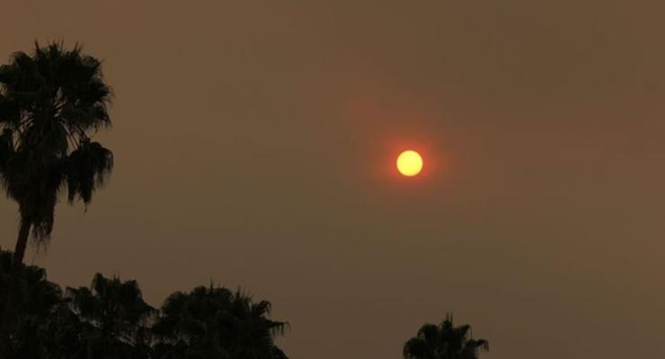 Жителей Лос-Анджелеса напугало "кровавое" солнце