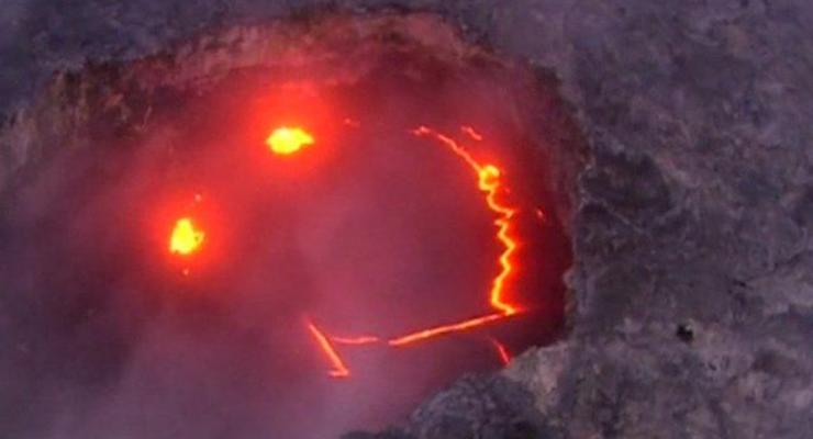 "Лицо как у тещи": На Гавайях вулкан создал горящий смайлик из лавы