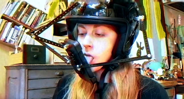 Языком по шарам: Придуман шлем для ловли покемонов