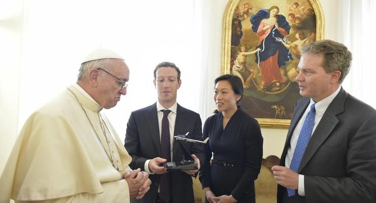 Цукерберг подарил Папе Римскому беспилотник