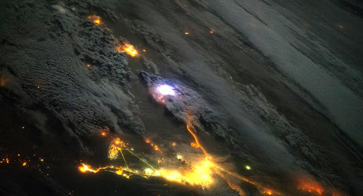 Мрак Северной Кореи и вид на молнии сверху: Лучшие фото Земли из космоса