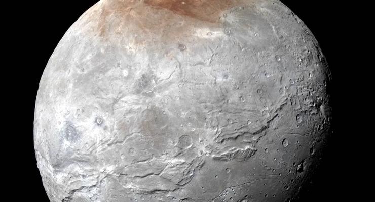 Красное пятно на Хароне объяснили слабостью Плутона