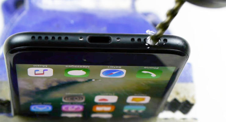 Владельцы iPhone7 сверлят дырки для наушников - СМИ