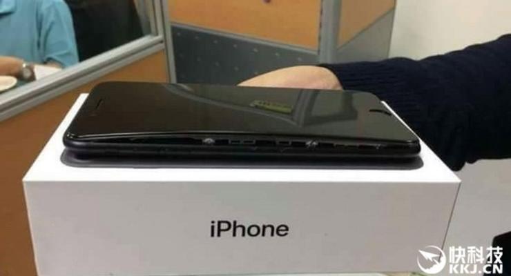 Владелец iPhone 7 Plus пожаловался на вздувшийся аккумулятор
