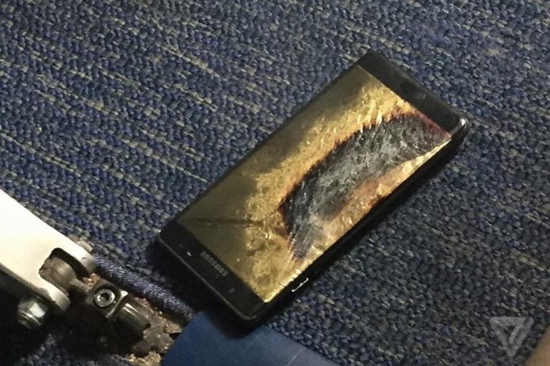 В США пассажиров самолета эвакуировали из-за возгорания Samsung Galaxy Note 7