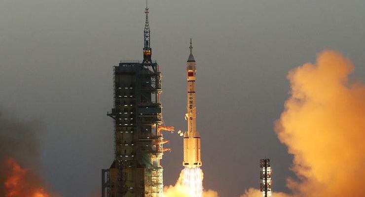 Китай запустил космический корабль Шэньчжоу-11