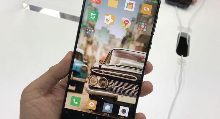 Xiaomi анонсировала первый безрамочный смартфон Mi Mix