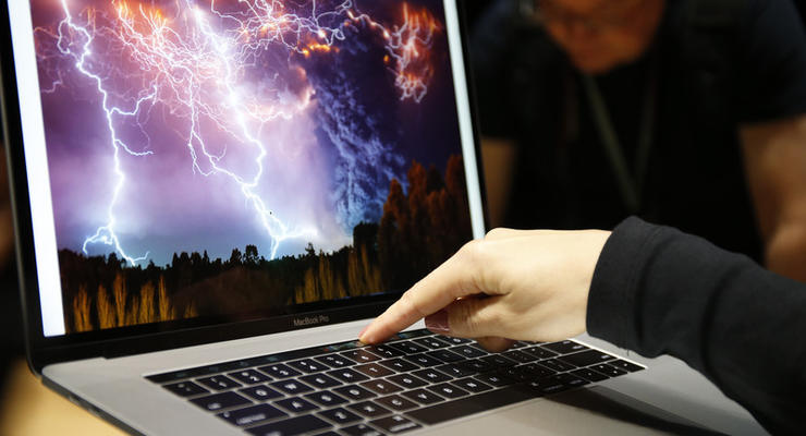 Apple презентовала MacBook с двумя дисплеями