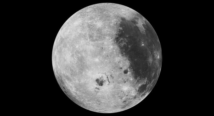 Ученые объяснили "опрокидывание" Луны на орбите Земли