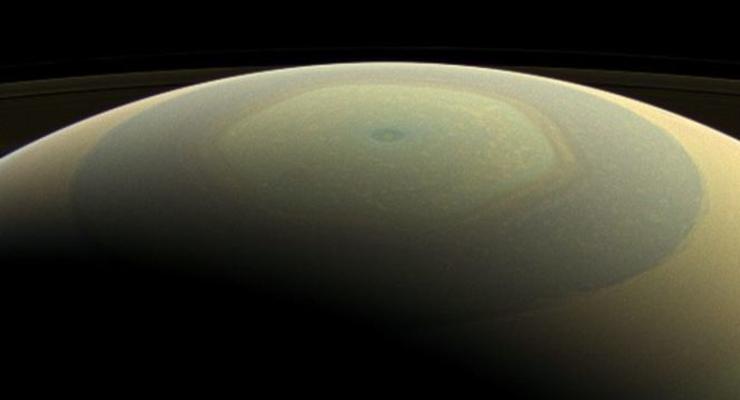 Загадочные явления: Шестиугольное облако на Сатурне поставило ученых в тупик