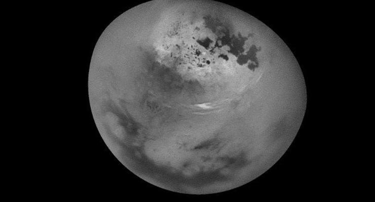 NASA показало необычные облака на Титане