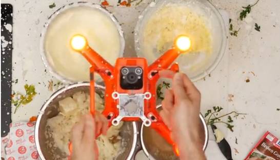 В Сети появилось видео, где беспилотник "куховарит" на кухне