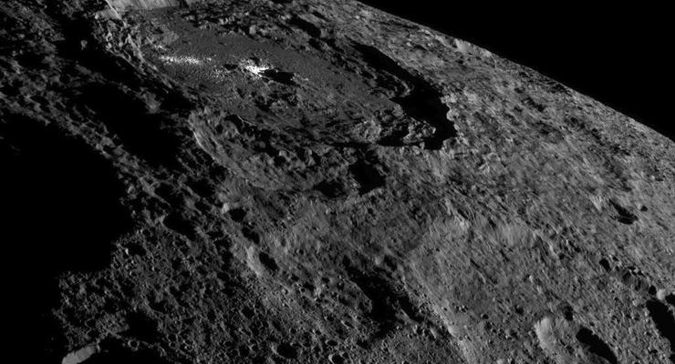 В NASA показали необыкновенный блестящий кратер планеты Церера
