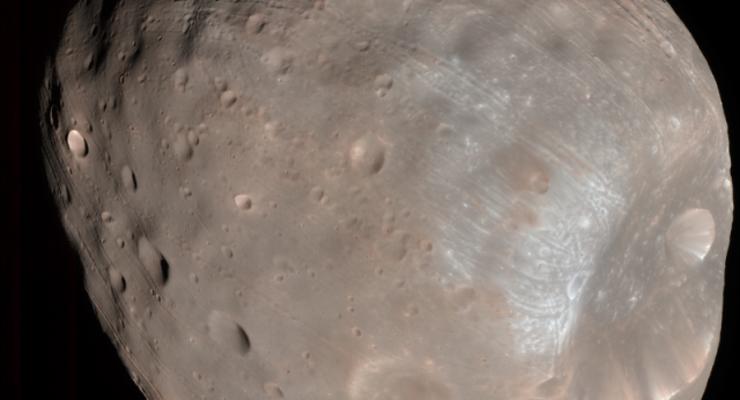 В ESA показали снимок загадочного спутника Марса
