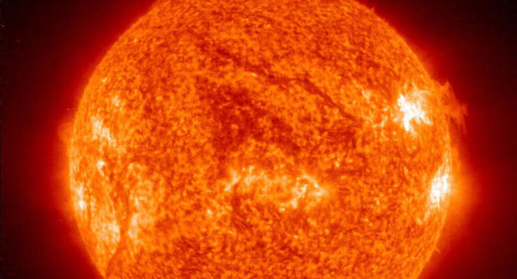 NASA сняло на видео гигантскую дыру на Солнце