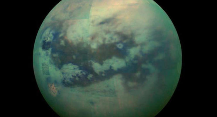 NASA показало необычные облака на спутнике Сатурна