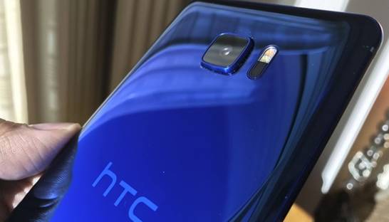 В Сети появилось фото смартфона HTC с дополнительным дисплеем