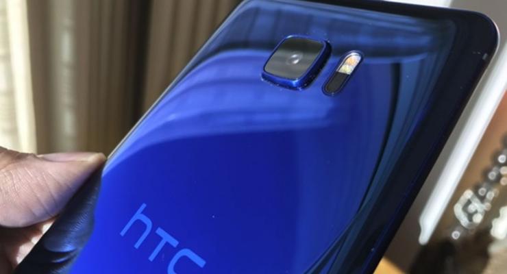 В Сети появилось фото смартфона HTC с дополнительным дисплеем