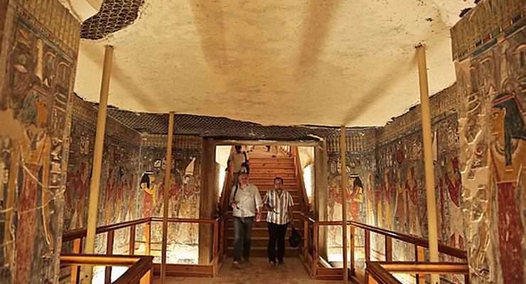 В Египте обнаружили 12 захоронений времен Нефертити