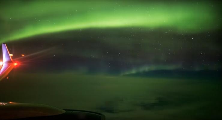 Небесная красота: Cеверное сияние сняли на видео из самолета