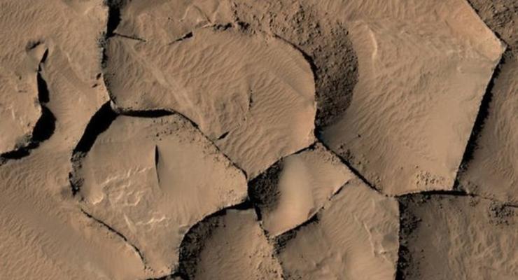 На Марсе найдены "стены" высотой с 16-этажку