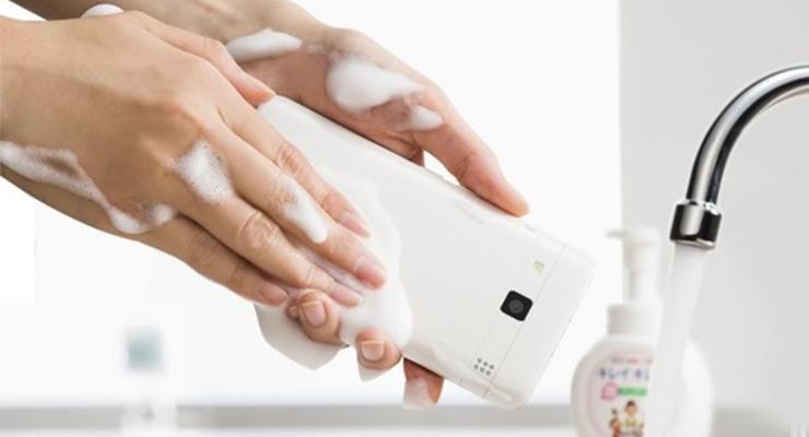 В Японии создали смартфон, который можно мыть с мылом