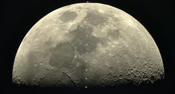 Астроном-любитель снял невероятное фото МКС на фоне Луны