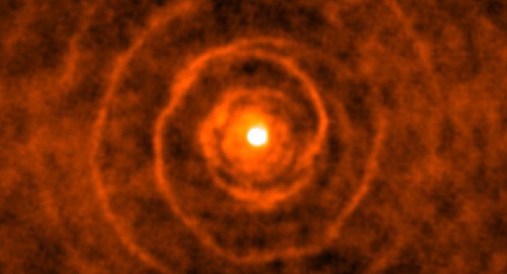 Астрономы показали "адскую" спираль вокруг умирающей звезды