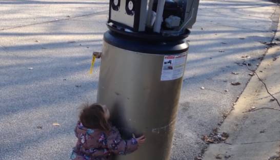 Маленькая девочка призналась в любви водонагревателю, приняв его за робота
