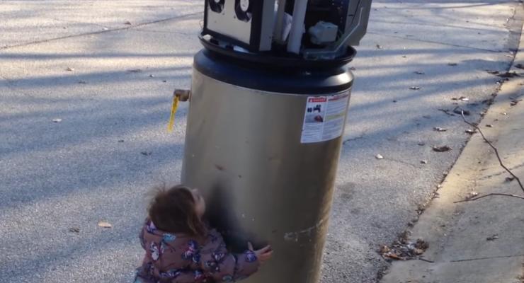 Маленькая девочка призналась в любви водонагревателю, приняв его за робота