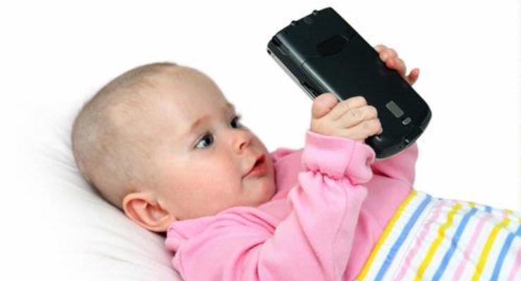 Ученые выяснили, как смартфоны и планшеты вредят маленьким детям