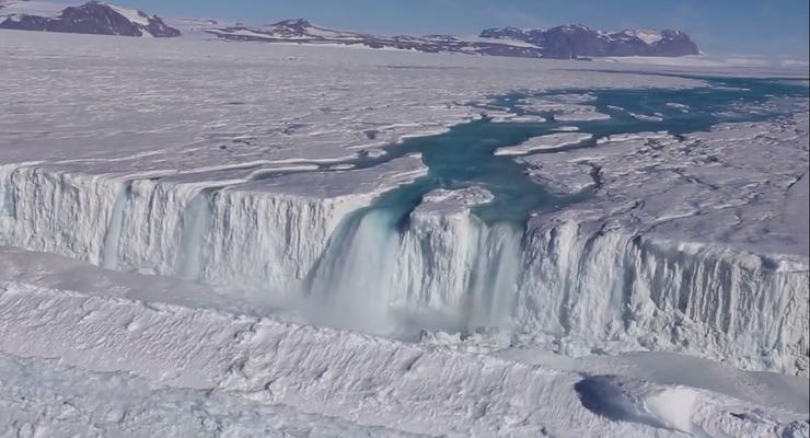 Ученые обнаружили в Антарктиде реки и водопады