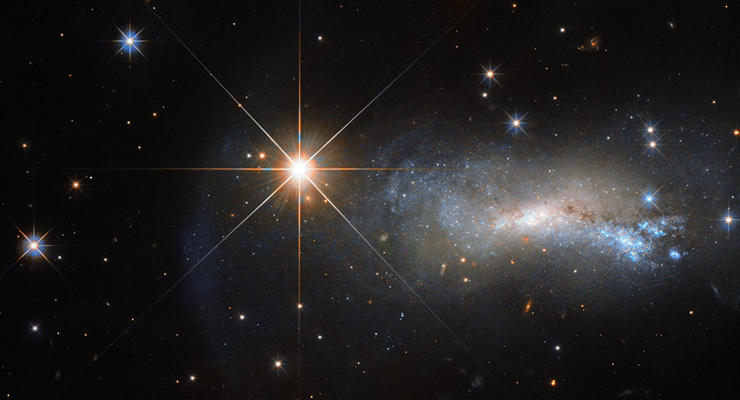 NASA показало звезду, затмившую целую галактику