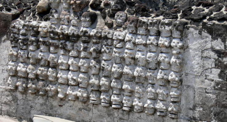 В Мехико нашли стену из черепов