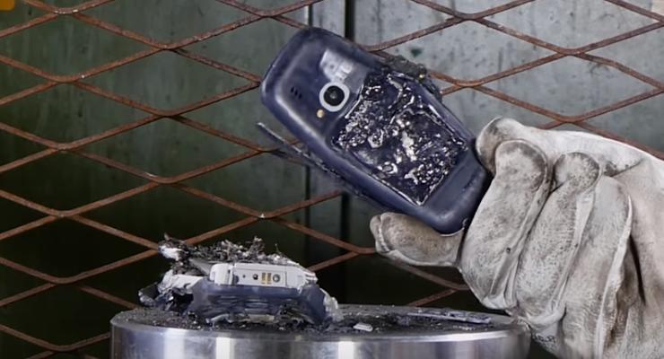 Неубиваемую Nokia 3310 испытали под прессом