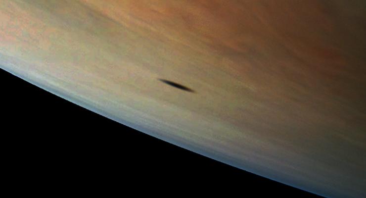Зонд NASA заснял тень луны на Юпитере