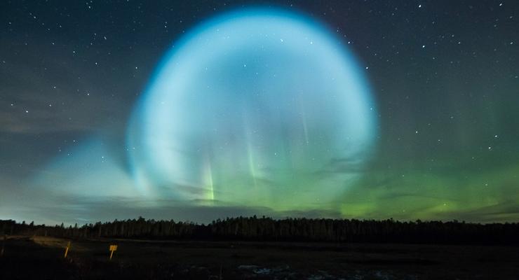 В России увидели пузырь света на небе