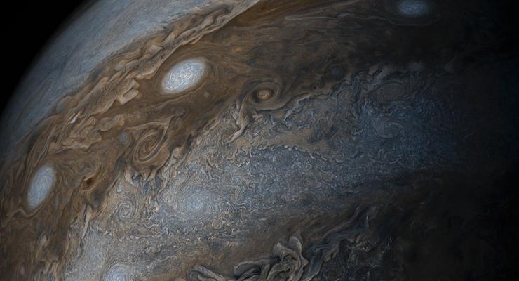 Юпитер удивил астрономов странными вспышками