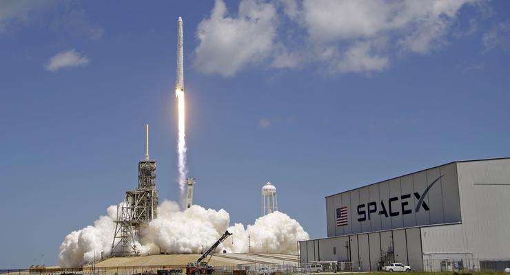 Корабль SpaceX выведет на орбиту секретный спутник