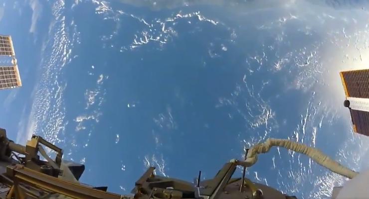 Астронавт показал на видео выход в открытый космос