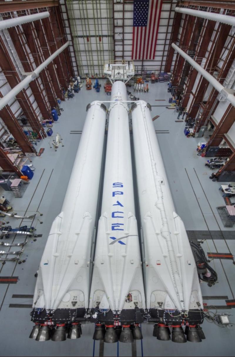 Илон Маск показал ракету Falcon Heavy / twitter.com/elonmusk