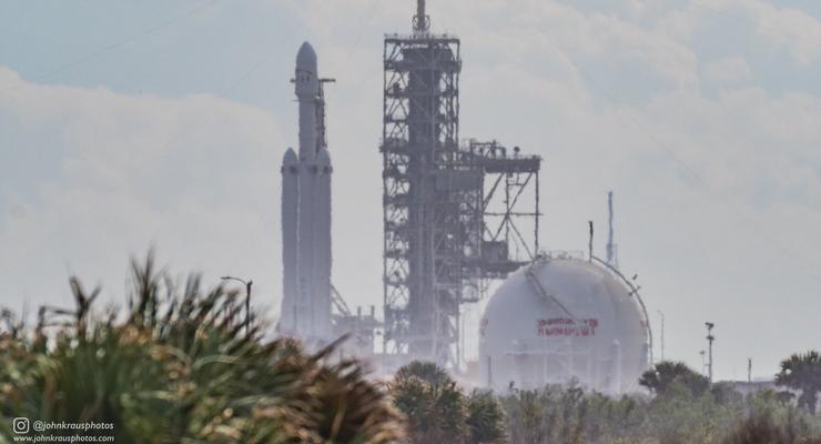 SpaceX установила сверхтяжелую ракету для запуска