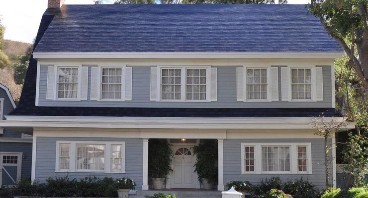 Tesla начала установку вечных солнечных батарей на крыши домов