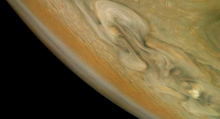 NASA показало бурю на Юпитере